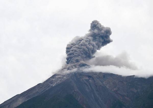 Erupci&oacute;n del volc&aacute;n de Fuego obliga a evacuar a cientos de personas en Guatemala
