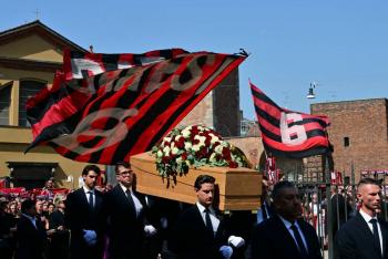 Afici&oacute;n y figuras del futbol italiano despiden a Franco Baresi