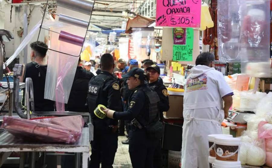 Muere trabajador atrapado en coladera del Mercado de La Merced    