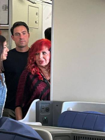 Captan a Layda Sansores viajando en primera clase a Madrid
