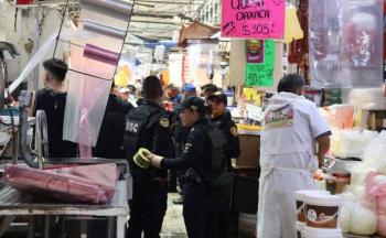 Muere trabajador atrapado en coladera del Mercado de La Merced