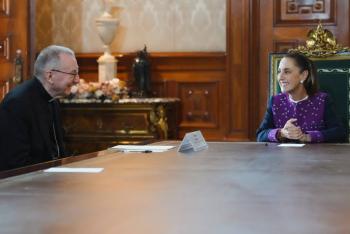 Sheinbaum y canciller del Vaticano dialogan sobre inteligencia artificial y paz