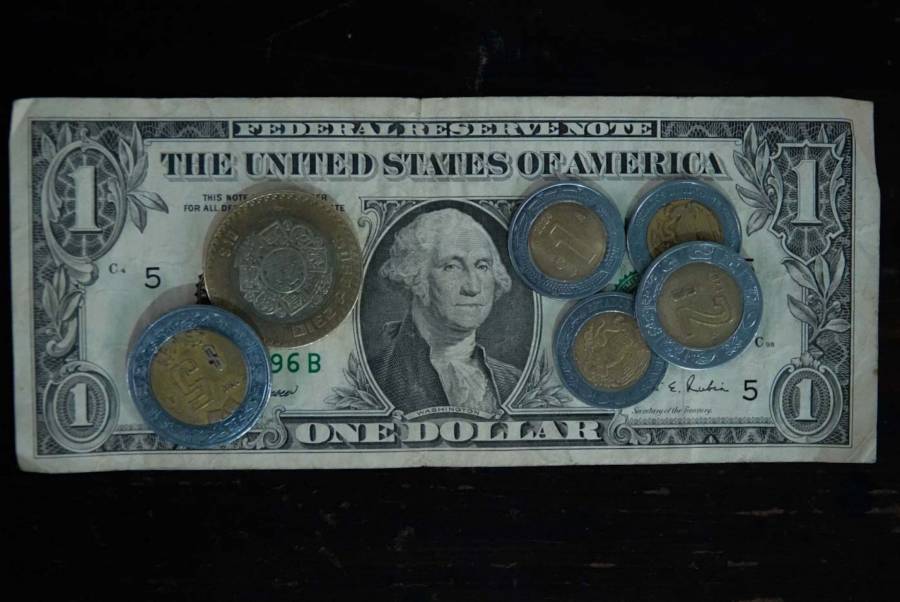 Peso mexicano gana terreno frente al dólar 