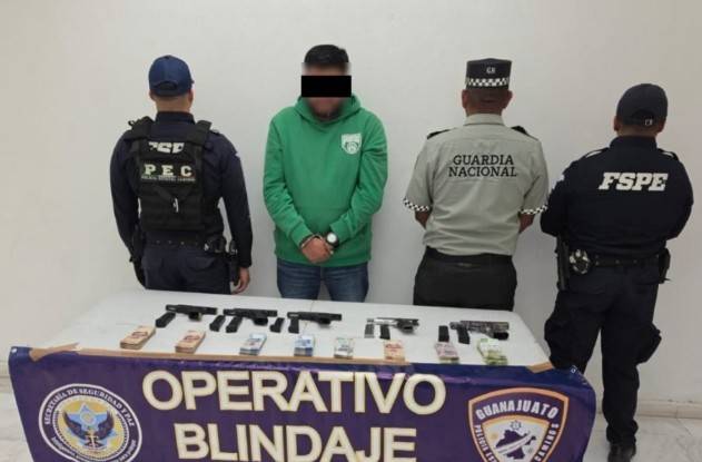 Aseguramiento en Le&oacute;n: armas, cartuchos y 283 mil pesos tras revisi&oacute;n por no usar cintur&oacute;n