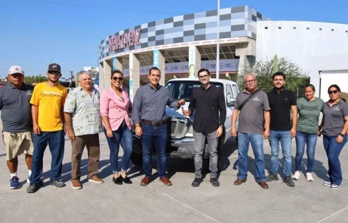 Subsecretar&iacute;a de Administraci&oacute;n entrega veh&iacute;culo para mantenimiento de la Villa Deportiva