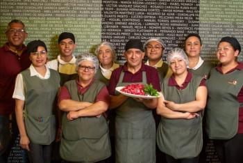 El emblem&aacute;tico chile en nogada de Don L&aacute;zaro vuelve con una receta de m&aacute;s de 30 ingredientes
