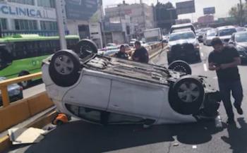 Accidente vehicular deja dos personas lesionadas en Circuito Interior