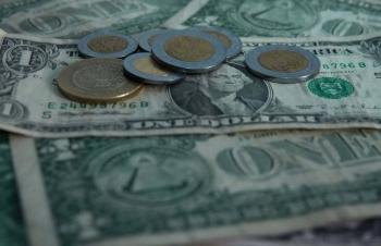 Peso mexicano gana terreno frente al d&oacute;lar al inicio de la jornada