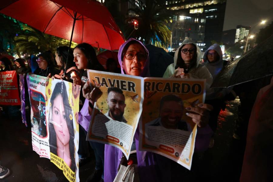Familias de desaparecidos realizan velada y marcha en CDMX para exigir justicia