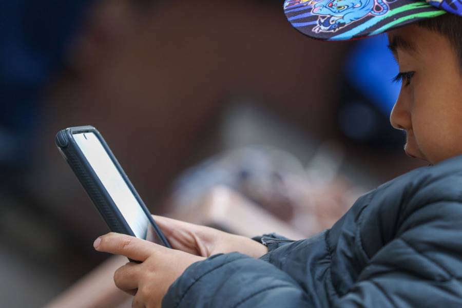 Gobierno federal prepara regulación para uso de celulares en escuelas