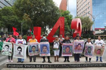 Familias de Ayotzinapa celebran detenci&oacute;n de &Aacute;ngel Aguirre y exigen resultados en investigaci&oacute;n