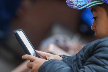 Gobierno federal prepara regulaci&oacute;n para uso de celulares en escuelas