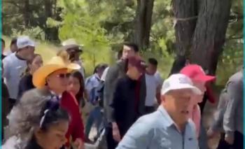 Presidenta camina un kil&oacute;metro rumbo al Popocat&eacute;petl tras bloqueo de campesinos en Xalitzintla