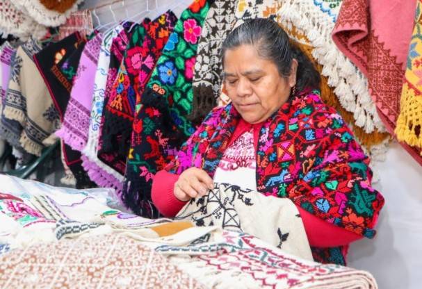 Puebla oficializa como patrimonio cultural intangible los textiles de Hueyapan