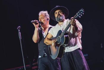 Love of Lesbian estrena «&Aacute;mame lindo» con la producci&oacute;n de Camilo Lara y tras agotar su tercer Auditorio Nacional