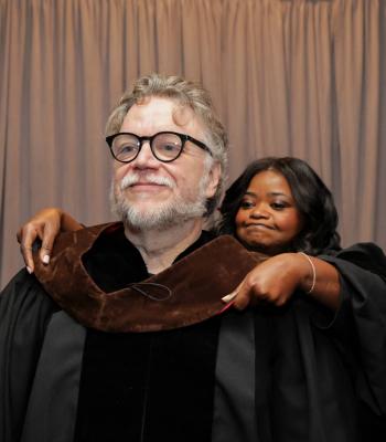 Guillermo del Toro recibe doctorado honoris causa del American Film Institute