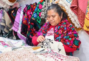 Puebla oficializa como patrimonio cultural intangible los textiles de Hueyapan
