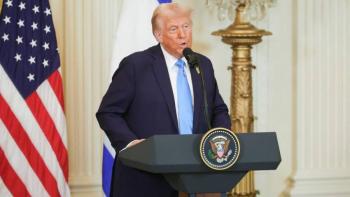 Trump obtiene millonarias ganancias por licencias en el extranjero mientras Truth Social pierde usuarios