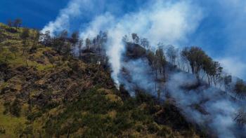 Indonesia moviliza 50 mil bomberos para contener incendios forestales agravados por El Nintildeo