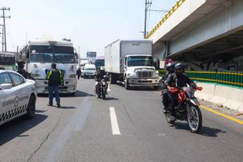 Bloqueo de transportistas afecta la Carretera M&eacute;xico-Puebla en Los Reyes La Paz