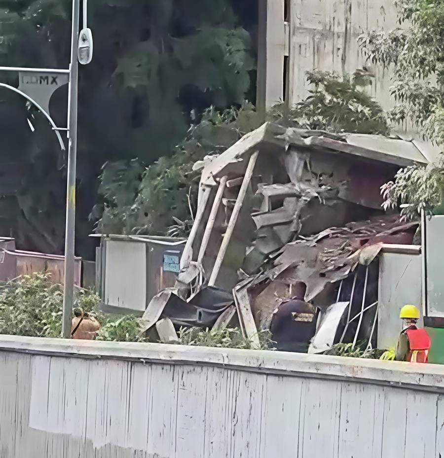 Derrumbe durante demolición afecta circulación en Viaducto Miguel Alemán
