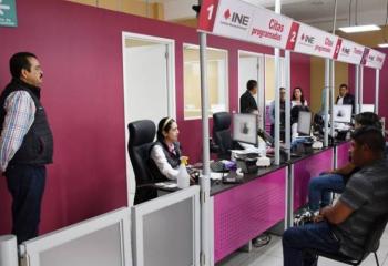 INE reduce a 12 d&iacute;as el plazo de entrega de credenciales para votar