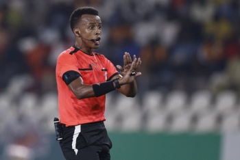 El somal&iacute; Omar Artan, excluido del Mundial, arbitrar&aacute; la Supercopa de Europa