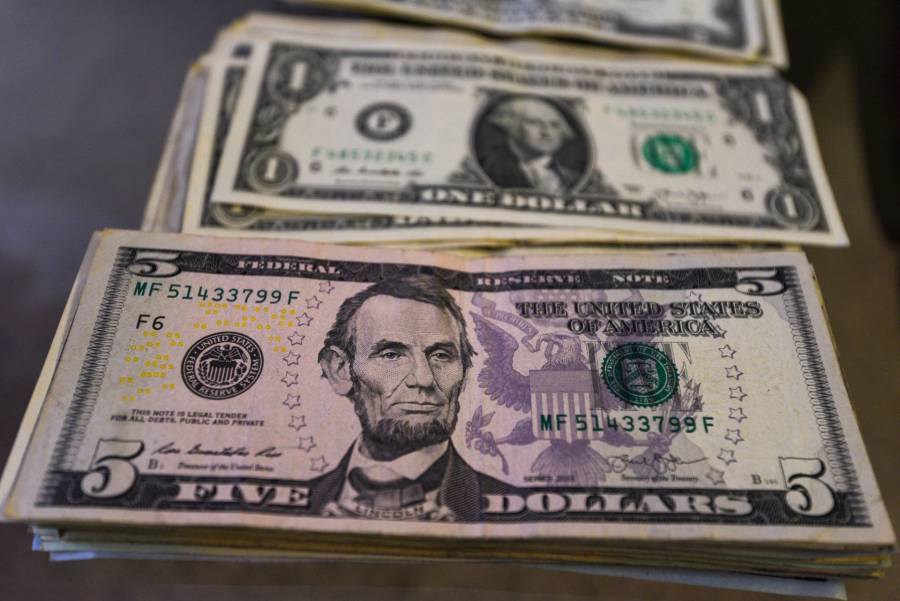Peso mexicano mantiene ventaja frente al dólar en el mercado cambiario 