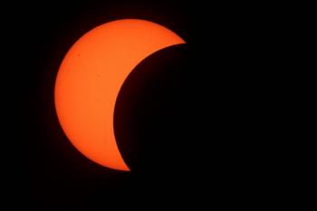 Eclipse total de Sol oscurece Espa&ntilde;a y marca inicio de trilog&iacute;a astron&oacute;mica