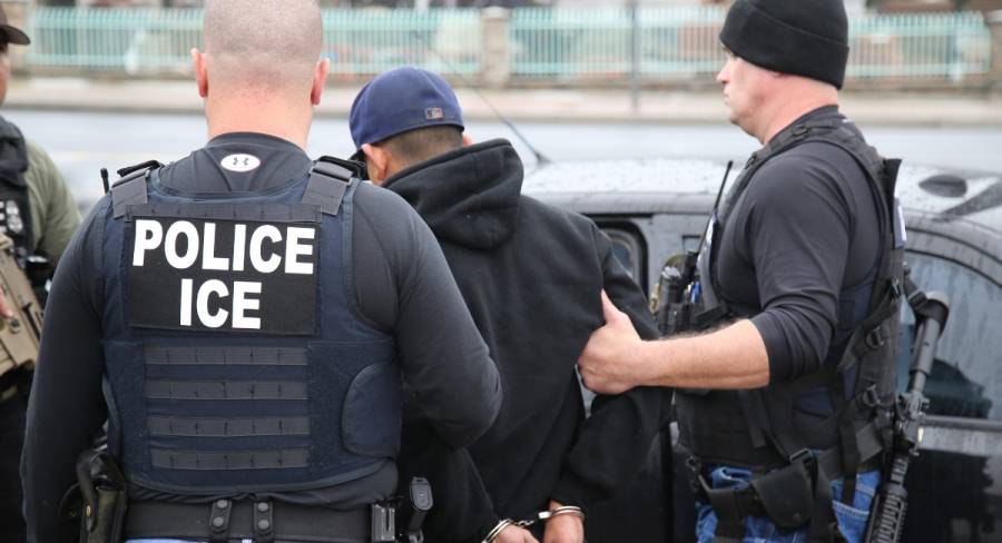 Sheinbaum rechaza plan de ICE para usar guantes eléctricos contra migrantes