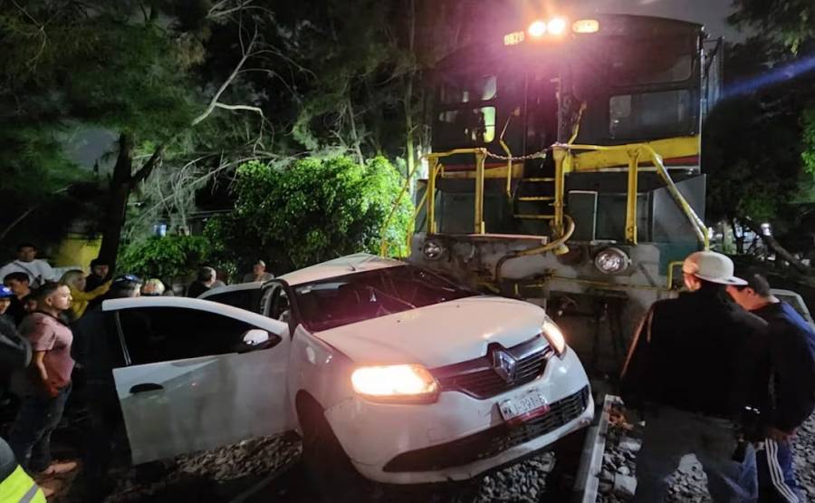 Tren embiste automóvil abandonado en vías de Santa María Tecomán, GAM