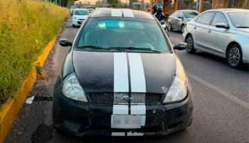 Automovilista dormido provoca afectaciones a la circulaci&oacute;n en Avenida Central