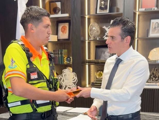Entrega Secretario General de Gobierno reconocimiento a param&eacute;dico del CRUM en Nuevo Le&oacute;n