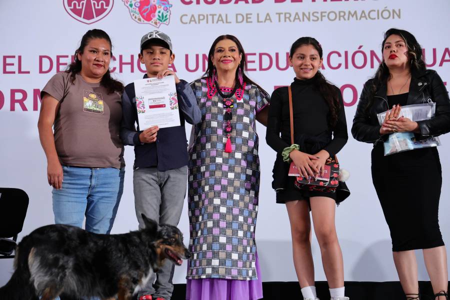 Entrega Clara Brugada Apoyos para Útiles y Uniformes Escolares, a alumnos de Secundaria; suman más de 90 mil beneficiarios