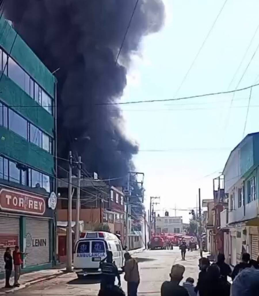 Incendio moviliza a cuerpos de emergencia cerca de la Terminal de Toluca