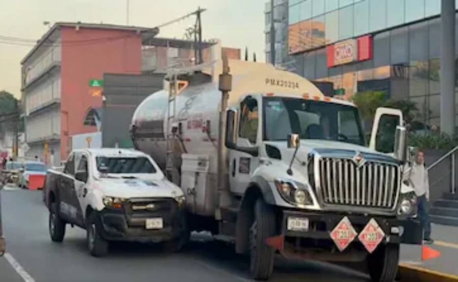 Camioneta de valores impacta a una pipa de Pemex en Iztacalco