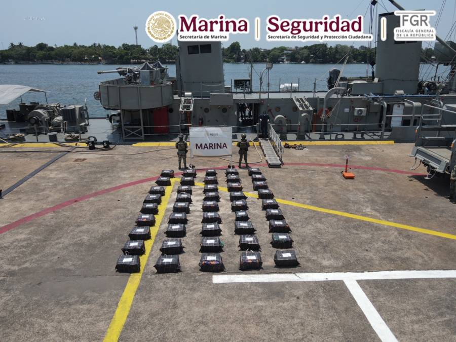 Marina localiza más de 1.6 toneladas de presunta cocaína en aguas de Michoacán