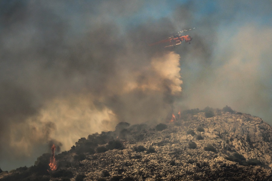 Incendios cerca de la capital de Grecia bajo control tras la muerte de dos personas 