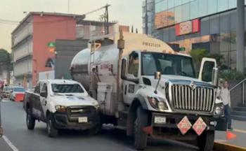 Camioneta de valores impacta a una pipa de Pemex en Iztacalco