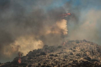 Incendios cerca de la capital de Grecia bajo control tras la muerte de dos personas