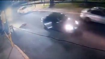 Mujer habr&iacute;a escapado de expareja al lanzarse de veh&iacute;culo en Neza