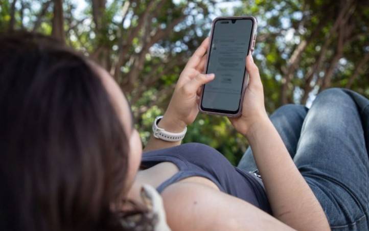 Uso excesivo del celular puede provocar lesiones musculares: UAQ