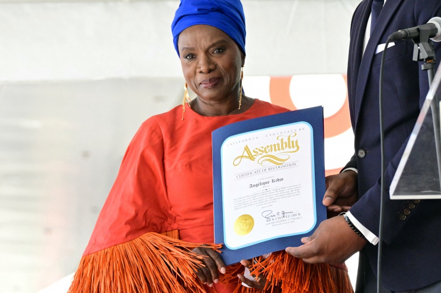 Angelique Kidjo, primera cantante africana inmortalizada en el Paseo de la Fama de Hollywood 