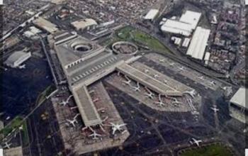 Estafan con 3 mdp a 60 choferes del AICM; acusan a funcionarios de la SICT de vender permisos falsos