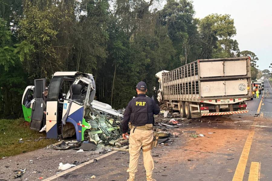 Choque entre autobús de pacientes y camión deja 23 muertos en Brasil