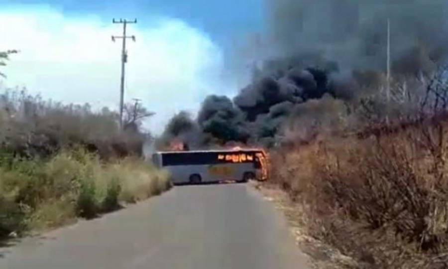 Reportan 24 bloqueos carreteros y quema de vehículos en Michoacán tras operativo de seguridad