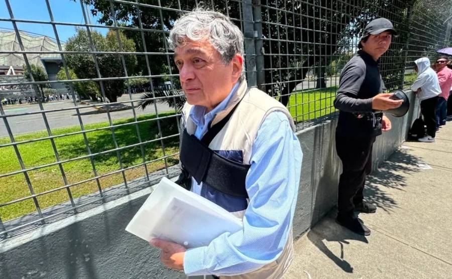 Consejero del INE Uuckib Espadas presenta examen de ingreso a la UNAM en el Palacio de los Deportes