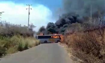 Reportan 24 bloqueos carreteros y quema de veh&iacute;culos en Michoac&aacute;n tras operativo de seguridad