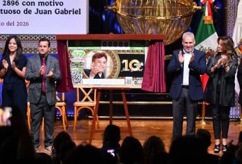 Loter&iacute;a Nacional dedica sorteo a Juan Gabriel con billete conmemorativo