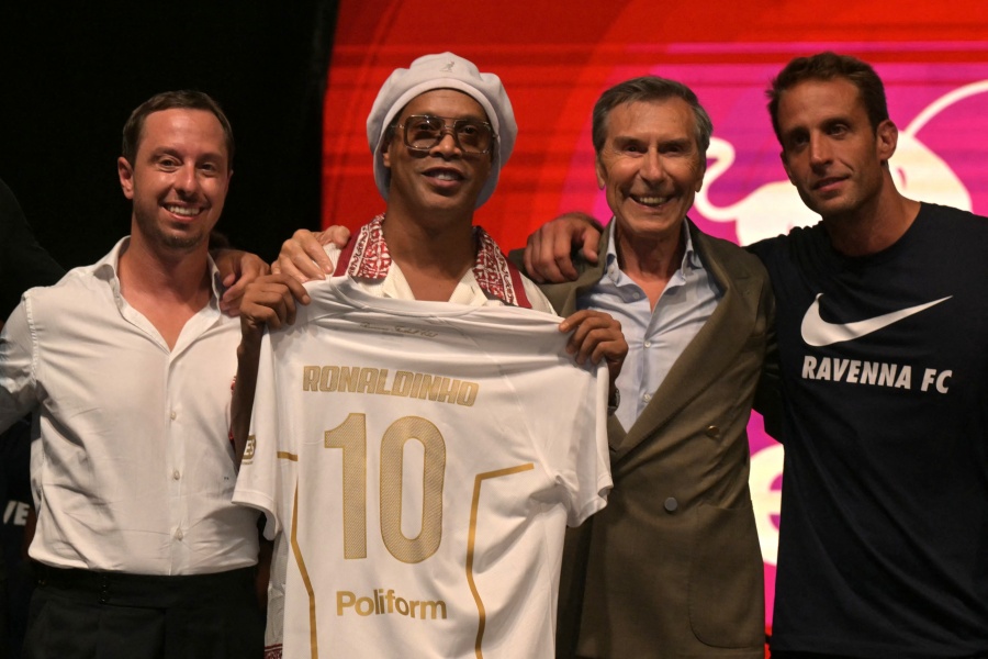 Ronaldinho regresa a los 46 años a la 3a italiana para marcar 